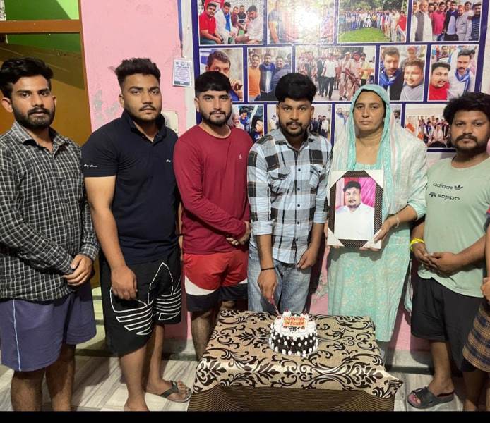 उत्तर प्रदेश के नगीना लोकसभा क्षेत्र से चुनाव में विजेता रहे आजाद समाज पार्टी के प्रमुख चंद्रशेखर आजाद की जीत पर ऊना जिला के नगर संतोषगढ़ में केक काटा गया।